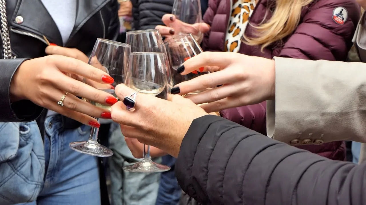 plongez dans l’univers viticole lors du fascinant week end en savoie : expositions, histoires et 50 ans d’étiquettes de vins à découvrir !